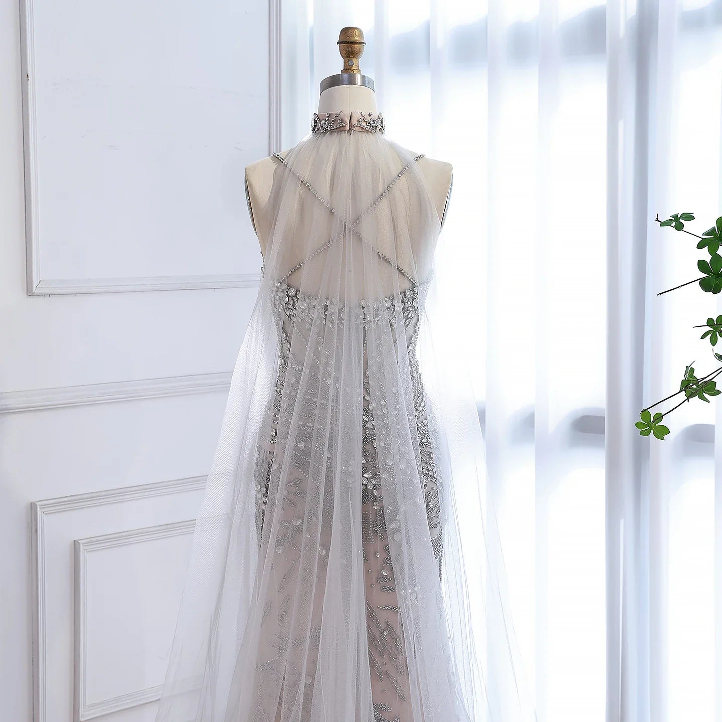 Luxuriöses Abendkleid, grau, perlenbesetzt, mit Cape, Ballkleid LA73342