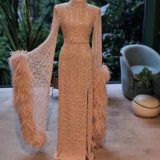Elegantes Abendkleid in Roségold mit gefiederten Cape-Ärmeln LA72947