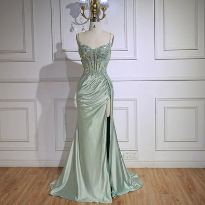Luxuriöses Ballkleid aus mintgrünem Satin mit Perlen und Schlitz LA72995