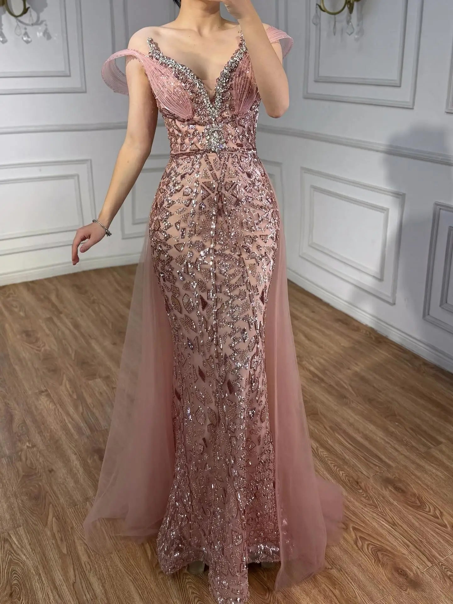 فستان سهرة وردي مطرز من سيرين هيل مكشوف الكتفين LA73413