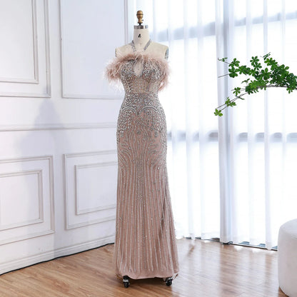 Luxuriöses nudefarbenes Neckholder-Abendkleid mit Federn und Kristallen LA73349