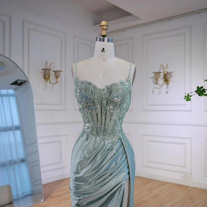 Luxuriöses Ballkleid aus mintgrünem Satin mit Perlen und Schlitz LA72995