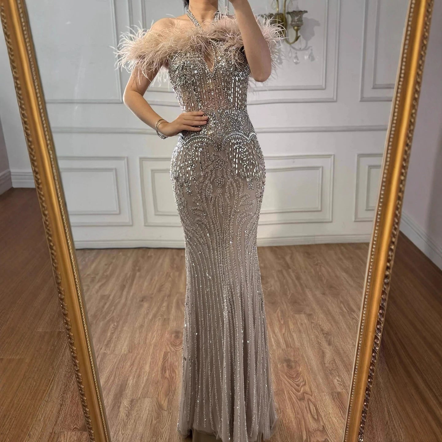 Luxuriöses nudefarbenes Neckholder-Abendkleid mit Federn und Kristallen LA73349