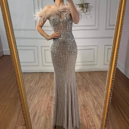 Luxuriöses nudefarbenes Neckholder-Abendkleid mit Federn und Kristallen LA73349