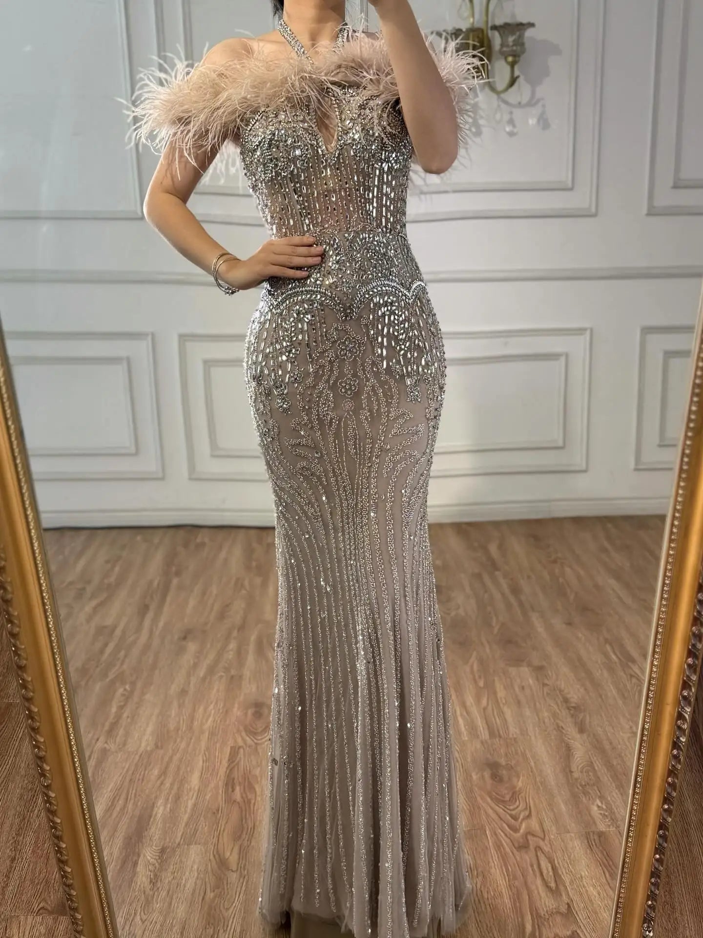 Luxuriöses nudefarbenes Neckholder-Abendkleid mit Federn und Kristallen LA73349