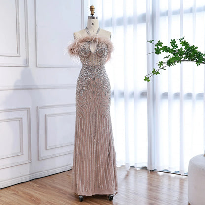 Luxuriöses nudefarbenes Neckholder-Abendkleid mit Federn und Kristallen LA73349