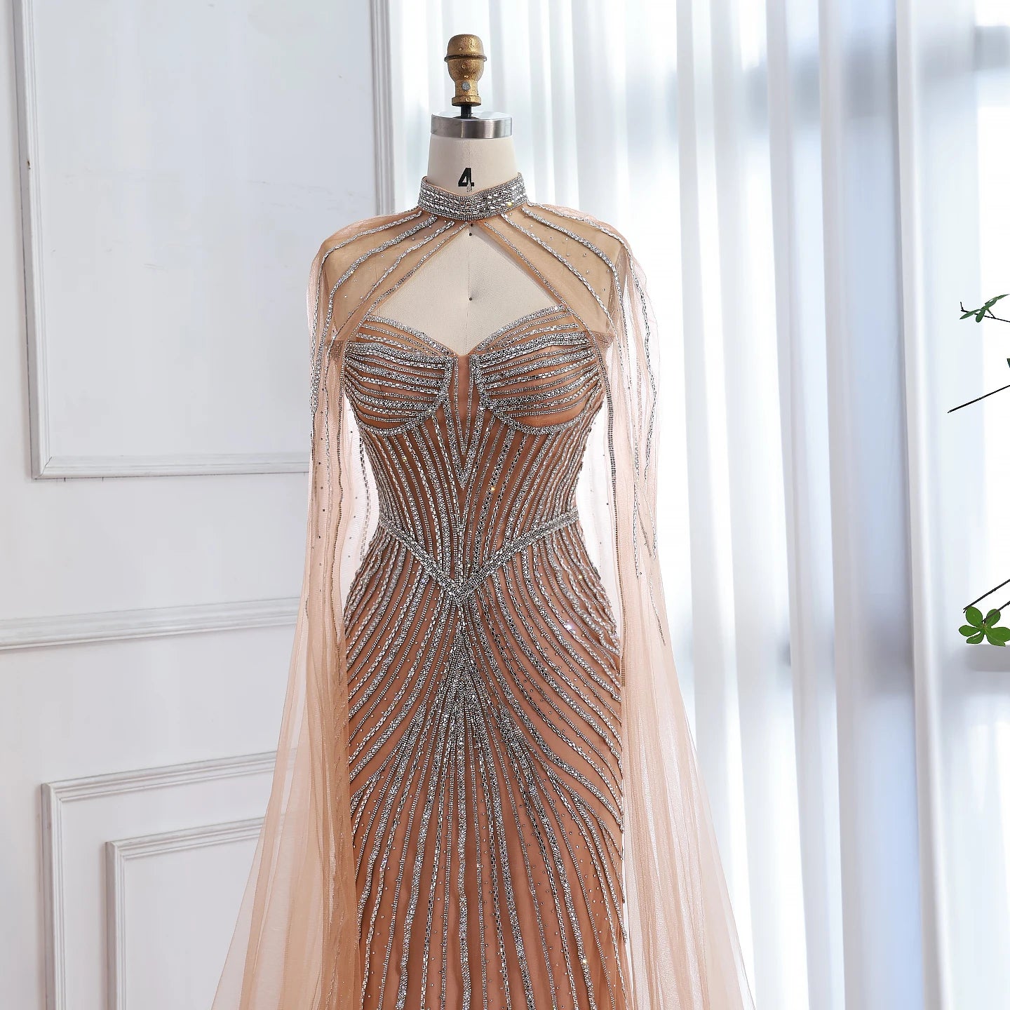 Luxuriöses, nudefarbenes Meerjungfrauen-Abendkleid mit Cape-Ärmeln LA73118