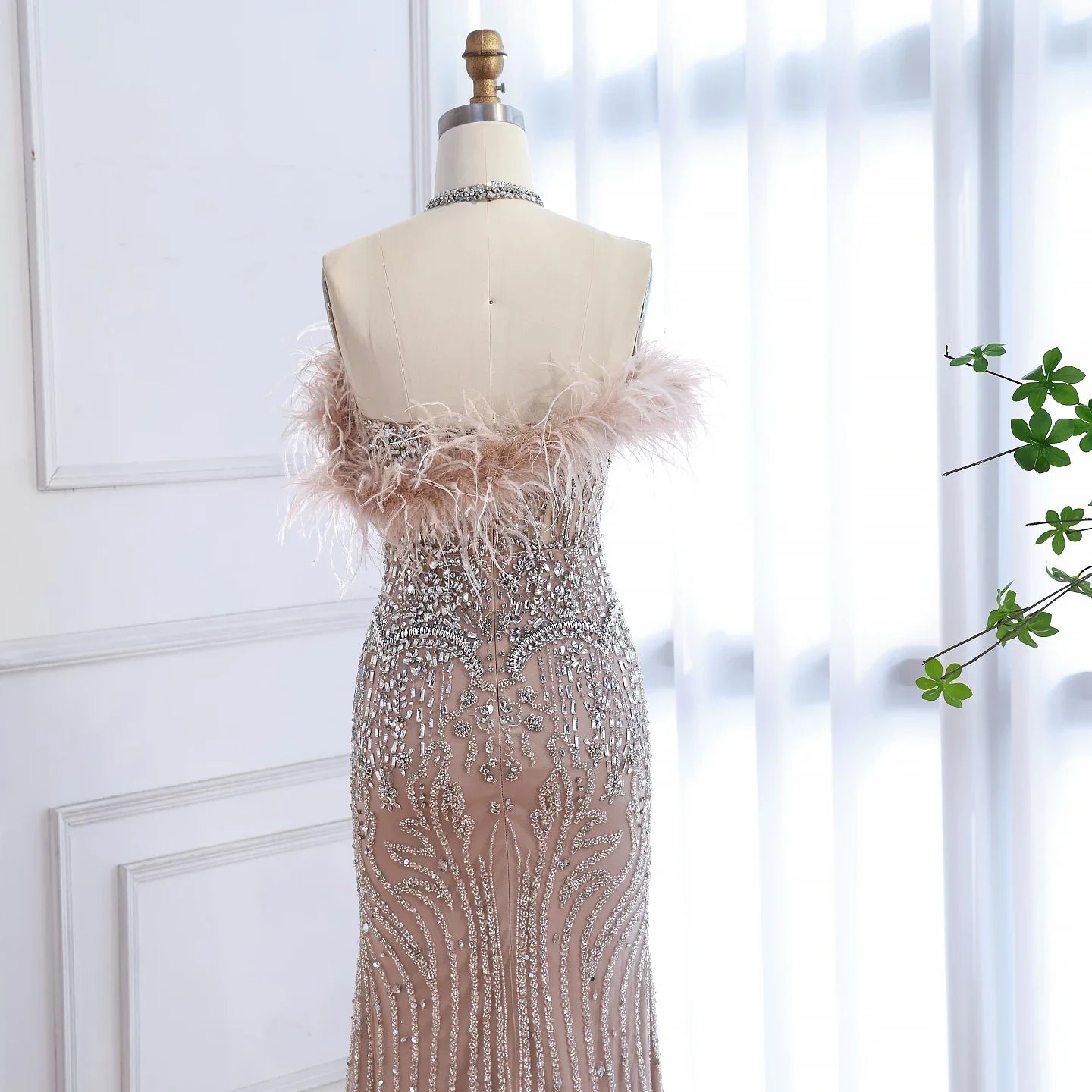 Luxuriöses nudefarbenes Neckholder-Abendkleid mit Federn und Kristallen LA73349
