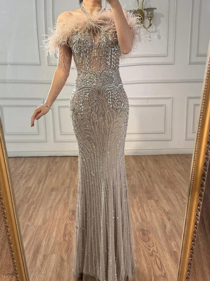 Luxuriöses nudefarbenes Neckholder-Abendkleid mit Federn und Kristallen LA73349