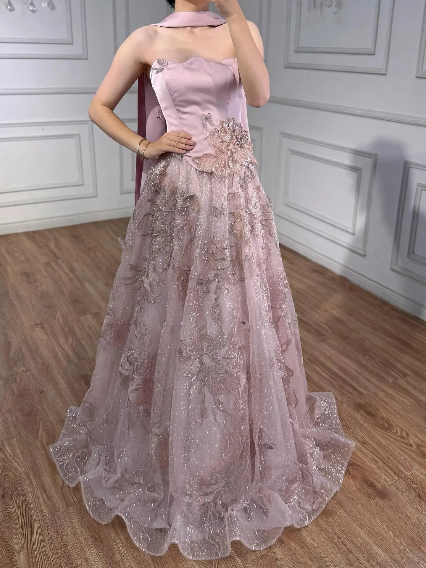 فستان سهرة فاخر وردي اللون مكون من قطعتين بتصميم A-Line مع كاب LA73415