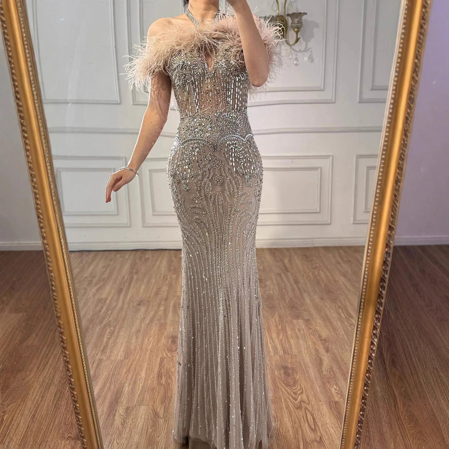 Luxuriöses nudefarbenes Neckholder-Abendkleid mit Federn und Kristallen LA73349