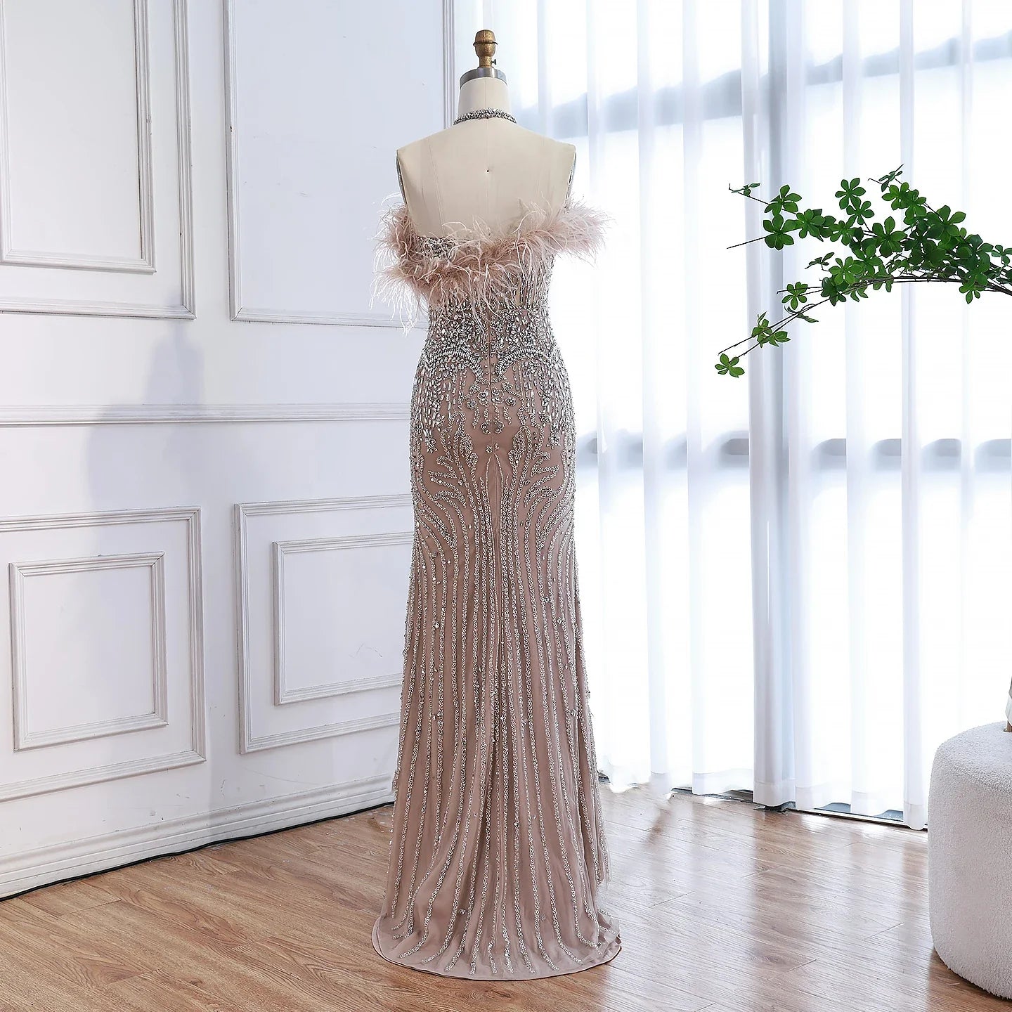 Luxuriöses nudefarbenes Neckholder-Abendkleid mit Federn und Kristallen LA73349