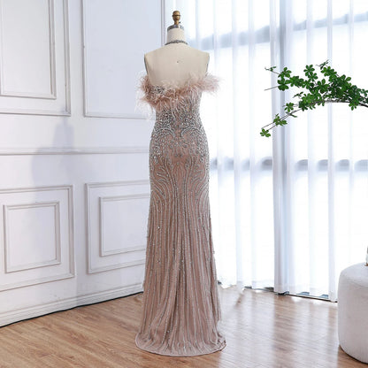 Luxuriöses nudefarbenes Neckholder-Abendkleid mit Federn und Kristallen LA73349
