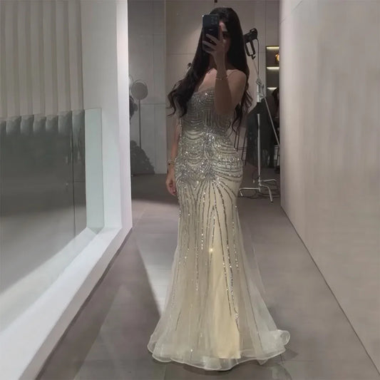 Luxuriöses Dubai-Abendkleid im Meerjungfrauenstil mit Spaghettiträgern in Silber-Nude und luxuriösen Perlenquasten für formelle Anlässe LA72772 
