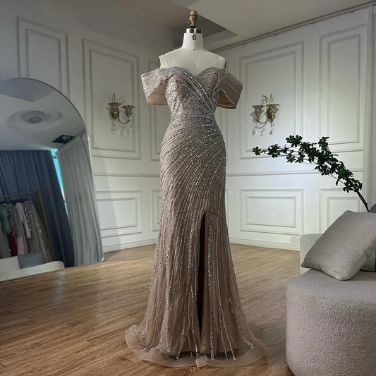 Luxuriöses Dubai Arabisches silbernes hautfarbenes Meerjungfrau-Abendkleid mit Perlen und Schlitz für formelle Anlässe, Saudi LA72481A 
